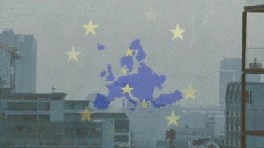 Mavi Avrupa haritasına başlayan durağan ufuk çizgisi, AB birliğini temsil eden sönen yıldızlar oluşturuyor. Kentsel, mimari, modern, ufuk çizgisi, şirket, iş dünyası, minimalist