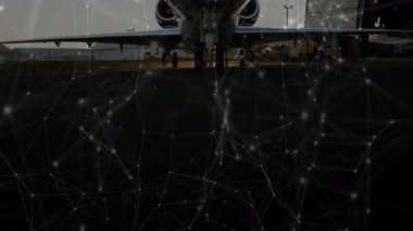 Dijital ağ, mürettebat teftişi için jet burnunu açarken aşağı doğru sürükleniyor ve kayboluyor. Havacılık, havaalanı, teknoloji, teftiş, bakım, ulaşım, güvenlik