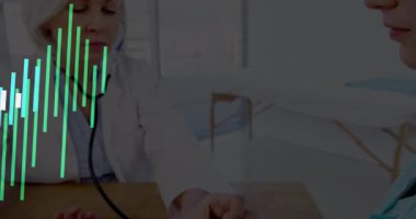 Doktor, hastanın dirseğine steteskop yerleştiriyor ve hayati önem taşıyan veri çubuklarının yoğunlaşmasını dinliyor. Tıbbi, değerlendirme, dijital, sağlık, klinik, izleme, profesyonel