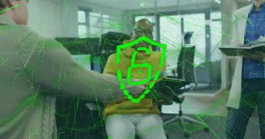 Sarı kapüşonlu bir adam siber güvenliği gösteren kalemi teslim ettikten sonra imzalıyor. İşbirliği, takım çalışması, dijital güvenlik, profesyonel, modern, imza, analiz