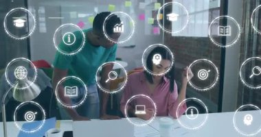 İş ekibi belge yazıyor, dizüstü bilgisayara bakıyor analitik ikonlar üretiyor insan rehberliği incelemesi olarak. İşbirliği, takım çalışması, ofis, beyin fırtınası, üretkenlik, analiz, iletişim