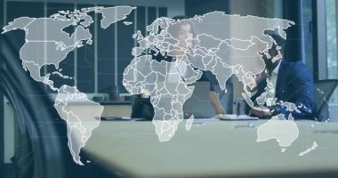 Kadın diz üstü bilgisayara doğru hareket ediyor ve dünya haritasını iş stratejisi için büyü şebekeleriyle örtüyor. İş, işbirliği, küreselleşme, veri, teknoloji, profesyonel, iletişim