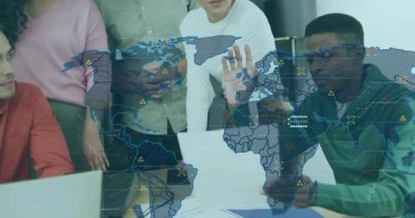 İş dünyası ekibi, ağ hatlarıyla küresel haritayı etkinleştirmeyi ve verileri analiz etmeyi tartışıyor. İşbirliği, takım çalışması, analitik, dijital arayüz, yenilik, profesyonel, modern