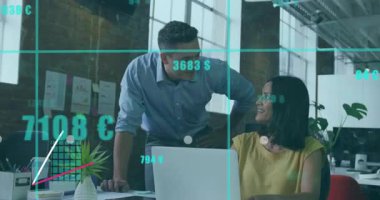 Gülümseyen meslektaşlar bar grafikleri ve çizgi grafikleri izlerken iş verilerini üst üste koyuyorlar. İşbirliği, analitik, takım çalışması, profesyonel, modern, iletişim, veri görselleştirme