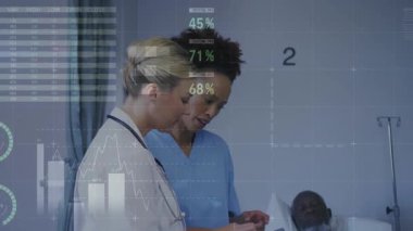 Hastanedeki çeşitli kadın doktor ve sağlık çalışanlarının veri işleme çalışmalarının animasyonu. Tıbbi sağlık teknolojisi kavramı