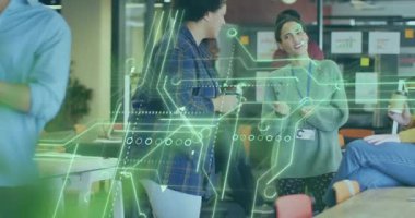 Ekose ceketli bir kadın, içki içen meslektaşlarına el kol hareketi yapıyor, el üstünde teknoloji devreleri atıyor. İşbirliği, yenilik, takım çalışması, ofis, dijital, teknoloji, beyin fırtınası