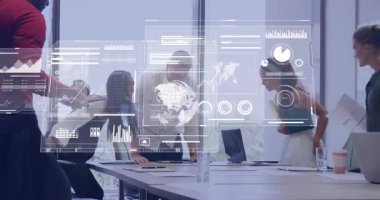 Takım masadaki projeye insan klasörünü yerleştirirken veriler iş haritalarını gösteriyor. İşbirliği, takım çalışması, analitik, modern, kurumsal, strateji, yenilik