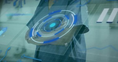 AR arayüzünden sonra hemşire kollarını kaydırıyor tıbbi içgörü ve gülümseme için yukarı doğru dönüyor. Tıbbi, sağlık, teknoloji, klinik, yenilik, fütüristik, profesyonel