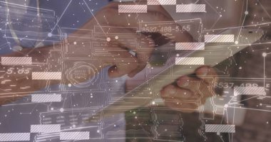 Ofiste çalışan erkek teknisyenlerin elleri tablet bilgisayara dijital kaplama grafikleriyle bağlanıyor. Teknoloji, yenilik, dijital, bağlantı, fütürizm, veri görselleştirme, arayüz