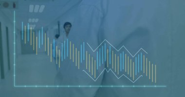 Yürüyen ve ayakta duran doktorlar laboratuvar önlüğü giyip hastane koridorunda dijital verileri izliyorlar. Sağlık, profesyonellik, teknoloji, analitik, işbirliği, modern, klinik