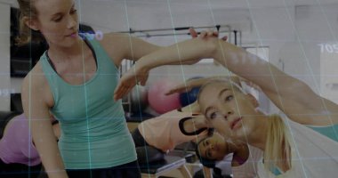 Beyaz kolsuz tişörtlü sarışın kadın pilates stüdyosunda yenilikçilerle birlikte bükülüyor. Fitness, grup egzersizi, esneklik, sağlık, stüdyo, egzersiz, sakinlik