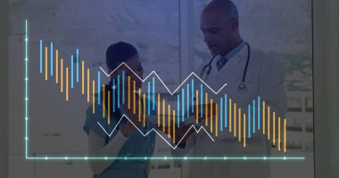 Hemşire ve doktor, hastane koridorunda dijital tableti çubuk ve çizgilerle inceliyor. Tıbbi, takım çalışması, modern, sağlık, işbirliği, profesyonel, teşhis