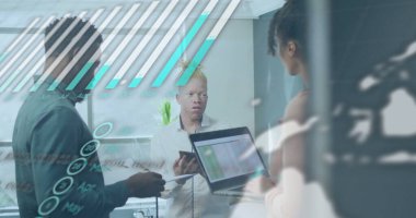 Ofisteki cam paneldeki dijital verileri dizüstü bilgisayar ve tabletle inceleyen üç profesyonel. Yenilikçi, takım çalışması, modern, analitik, teknoloji, işbirliği, iş dünyası