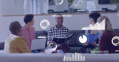 Afro-Amerikalı bir kadının dizüstü bilgisayarla kanepede klasör tutarken ki görüntülerini analiz ediyorum. İşbirliği, takım çalışması, modern, minimalist, profesyonel, çalışma alanı, analitik