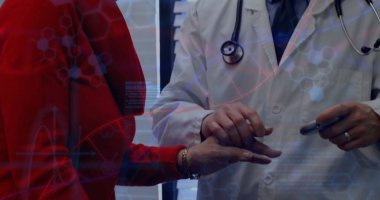 Asyalı doktor, beyaz önlüklü ve dijital moleküler kaplamalı hasta bileğini klinikte muayene ediyor. Tıbbi, sağlık, yenilik, profesyonellik, bilim, muayene, teşhis