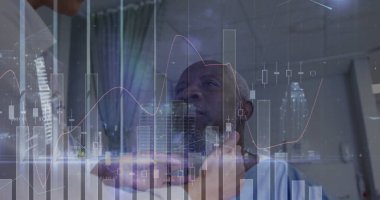 Laboratuvar önlüklü doktor muayene odasında çenesini kaldıran hastayı muayene ediyor, stetoskop ve çizelgelerle örtüyor. Tıbbi, sağlık, analiz, danışma, teşhis, veri görselleştirme, profesyonel