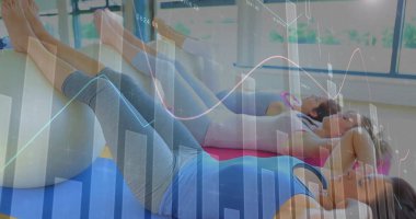 Kas kasları çatırdıyor, fitness stüdyosunda dengeli topların üzerinde yatan üç kadın, veri örtüsüyle. Fitness, sağlık, güç, duruş, motivasyon, modern, sağlıklı