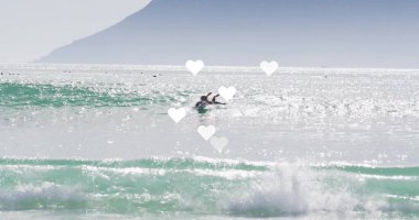 Okyanus sörf sahasında sörf tahtasında yüzen dişi sörfçü, dalgıç kıyafeti ve parlak dalgalarla. Macera, sahil, spor, dinginlik, su, dinamik, açık hava