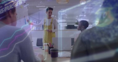 Toplantı odasında, dizüstü bilgisayarda, kahve fincanında sarı tulumlu bir kadın sunuyor. İşbirliği, beyin fırtınası, yenilik, teknoloji, takım çalışması, çalışma alanı, profesyonel