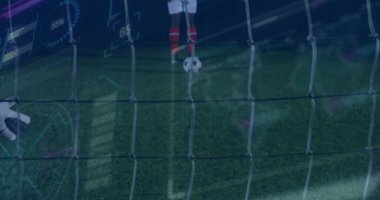 Dengeli bir futbolcu futbol sahasına ayak basıyor kale kale kalesiyle, antrenman örtüsüyle. Atletizm, antrenman, performans, stadyum, dijital, spor kıyafeti, takım çalışması