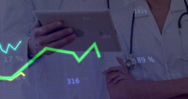 Steteskoplar, dijital çizelgeler ve yüzdeyle klinikteki tablet verilerini inceleyen doktorlar. Tıbbi, sağlık, teknoloji, tanı, analiz, yenilik, profesyonellik