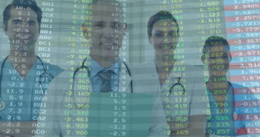 Klinik koridorunda, laboratuvar önlükleri ve steteskoplarıyla finansal örtüşme üzerine çalışan tıbbi ekip. Sağlık, takım çalışması, dijital, klinik, işbirliği, profesyonellik, analitik