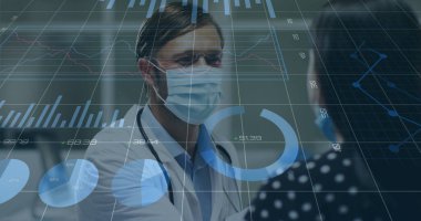 Ameliyat önlüğü, maske ve steteskop takan bir hekim. Klinikteki hastaya dijital çizelgelerle bakıyor. Tıbbi, sağlık, dijital, analiz, profesyonel, teşhis, teknoloji