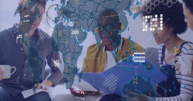 Çalışma arkadaşlarıyla ofis salonundaki raporları inceliyor, kupalar, klasörler ve veri örtüsüyle. İşbirliği, takım çalışması, strateji, yenilik, modern, profesyonel, iletişim