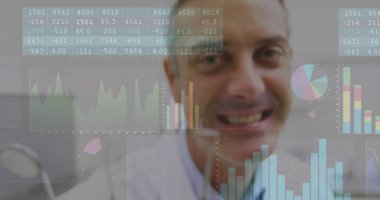 Klinikteki dijital veri örtülerini steteskop ve çizelgelerle analiz eden orta yaşlı bir erkek doktor. Tıbbi, sağlık, analitik, teknoloji, profesyonel, modern, bilim