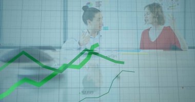 İş kadınlarının konferans masasında cam ekranda dizüstü kalemle çizgi grafiklerini analiz etmesi. Şirket, takım çalışması, yenilik, analitik, sunum, profesyonellik, büyüme