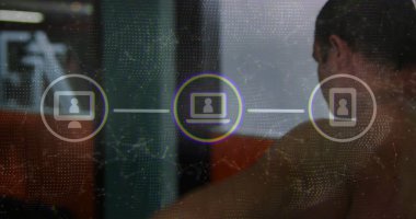 Eğik erkek ofiste kolsuz, masa başı izleme ekranı takıyor, ağ simgeleriyle, kopyalama alanı ile. Teknoloji, işbirliği, yenilik, bağlantı, çalışma alanı, dijital, profesyonel