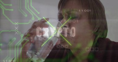 Olgun bir kadın büyütmek, temiz bardakları tutmak ve açık bir odada kripto kaplamalı su içmek. Teknoloji, dijital, yenilik, sağlık, minimalizm, fütüristik, refah