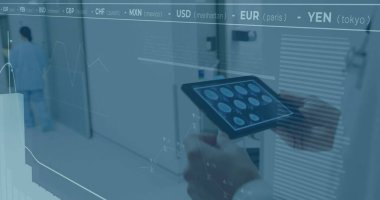 Hastanedeki palto giyen, elinde tabletle gezen bir doktorun beyin taramalarını inceliyorum. Tıbbi, sağlık, teknoloji, yenilik, profesyonellik, tanı, iletişim