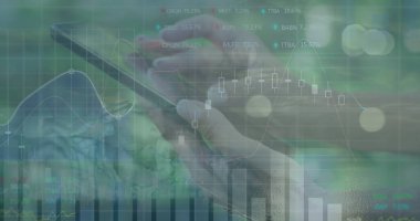 Ticaret masasındaki telefon ekranındaki iş gömlekleriyle el sıkışmak, finansal çizelgelerle. Teknoloji, yenilik, analitik, işbirliği, veri, profesyonel, dijital