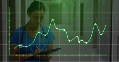 Mavi önlüklü hemşire, koğuş koridorunda elinde kalem steteskopuyla harita kaplamalı. Tıbbi profesyonellik, sağlık, klinik, tanı, analiz, teknoloji, temiz çevre