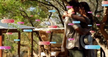 Kucaklaşan çift, tahta köşkte, yüzen dijital etiketlerle, kopyalama alanlarıyla kucaklaşıyorlar. Romantizm, samimiyet, doğa, rahatlama, sükunet, dijital örtüşme, kırsal kesim