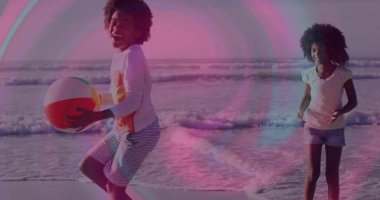 Koşan çocuk kumlu okyanus kıyısında renkli bir plaj topu tutuyor. Kopya uzayı. Oyun, açık hava, coşku, eğlence, gençlik, rahatlama, arkadaşlık.