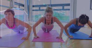 Spor kıyafetleri içinde üç kadın fitness stüdyosunda, pembe, mor, mavi paspaslarla poz veriyorlar. Spor, sağlık, takım çalışması, eğitim, yaşam tarzı, motivasyon, modern