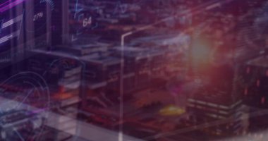 Alacakaranlıkta şehir merkezine takviyeli kaplama, dairesel bilgi grafikleri, bar çizelgeleri, ölçümler. Gelecekçi, teknoloji, analitik, kentsel, dijital, ufuk çizgisi, veri görselleştirmesi