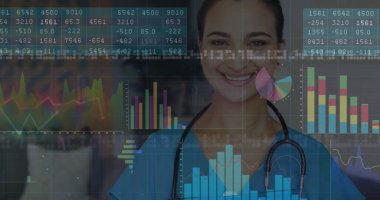 Steteskoplu mavi önlüklü hemşire klinikteki sağlık raporlarını ve veri panelini inceliyor. Tıbbi, sağlık, analitik, yenilik, profesyonellik, teknoloji, gözlemler