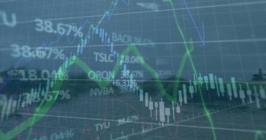 Liman kenarı, eğilim çizgileri, çizgiler, yüzdeler, semboller ve ızgaralarla donatılmış pazar verileri sunuluyor. Finans, analiz, yatırım, ticaret, dijital, iş, ekonomi