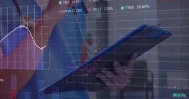 Mavi önlüklü ve steteskop takmış bir doktor, elinde mali grafiklerle hastanede pano tutuyor. Tıbbi, finans, analitik, profesyonel, dijital, sağlık, veri