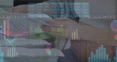 Spor ceketli bir kadının ofis masasındaki mali raporları incelemesi, dijital grafik örtüleriyle. İş, finans, analitik, profesyonel, veri görselleştirme, şirket, teknoloji