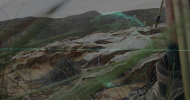 Holografik kaplama yamaçta, yürüyüş botu ve yürüyüş direğinin yanında, kopyalama uzayı. Topografi, keşif, vahşi doğa, teknoloji, açık hava, navigasyon, macera