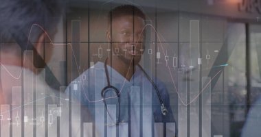 Steteskoplu önlüklü doktor, tıbbi koridordaki maskeli hastayı veri örtüsüyle değerlendiriyor. Tıbbi, teşhis, profesyonellik, analitik, teknoloji, sağlık hizmetleri, danışma