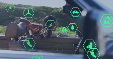 Yeşil altıgen simgeli, üstü açık, üstü açık bir tepeden aşağı doğru eğilmiş Hintli bir kadın. Sürdürülebilirlik, çevre dostu, yenilenebilir, teknoloji, açık hava, yenilik, çevrecilik