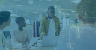 Ofiste, masada, dizüstü bilgisayar ve giysi rafında, bombacı ceketi giyen bir adam var. İşbirliği, takım çalışması, profesyonel, yaratıcı, modern, çalışma alanı, yenilik