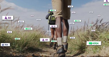 Yeşil ve koyu renkli sırt çantaları taşıyan gezginler iz üzerinde yüzen tebligatlar taşıyan botlar giyiyorlar. Macera, keşif, doğa, doğa, yürüyüş, yoldaşlık, engebeli