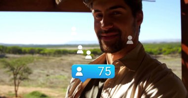 Tişörtlü adam verandada selfie çekiyor, mavi 75 'lik baloncuklu, kopyalama alanı. Açık hava, gündelik, yaşam tarzı, sosyal medya, dijital, doğa, iletişim