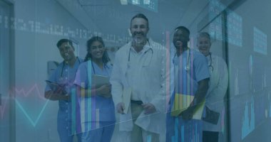 Önlüklü ve ceketli ekip hastane salonundaki hasta verilerini dijital çizelgelerle analiz ediyor. Tıbbi, takım çalışması, profesyonel, teknoloji, sağlık, işbirliği, tanı